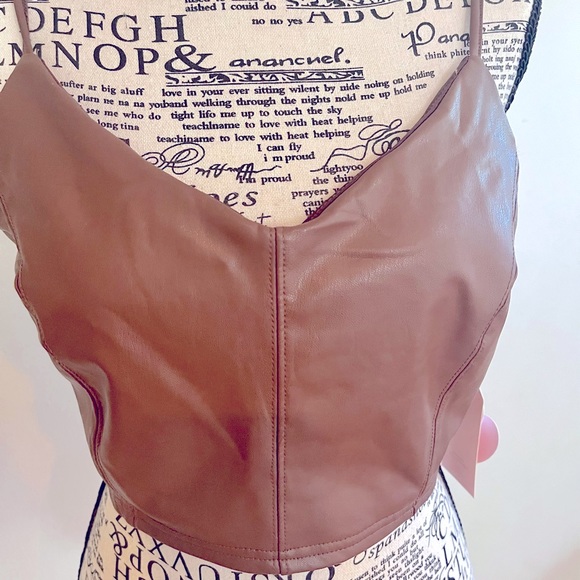Ladies Faux leather - V-neck crop top with adjustable straps. Size M. - Picture 3 of 9